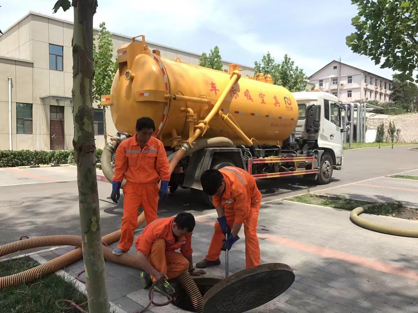 化隆管道疏通车停在窨井附近