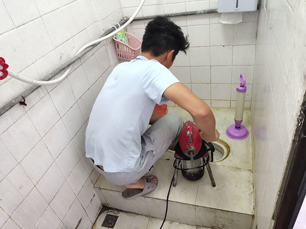 化隆管道堵塞冒臭气 专业师傅现场解决问题