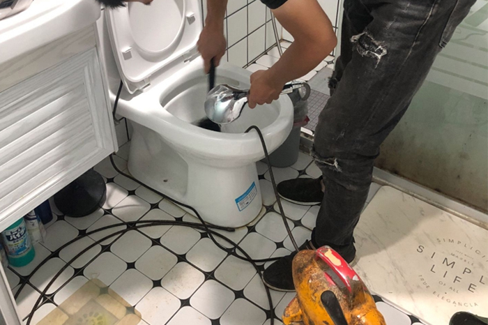 化隆马桶堵塞自己疏通还是找师傅?专业上门服务让你省时更省心